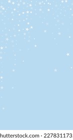 La caída de los copos de nieve hace el fondo de la navidad. Sutiles copos de nieve volando y estrellas en el fondo azul claro del invierno. Los copos de nieve que caían con belleza se superponen. Ilustración vectorial vertical.