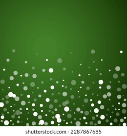 La caída de los copos de nieve hace el fondo de la navidad. Sutiles copos de nieve volando y estrellas sobre fondo verde navideño. Los copos de nieve que caían con belleza se superponen. Ilustración vectorial cuadrada.