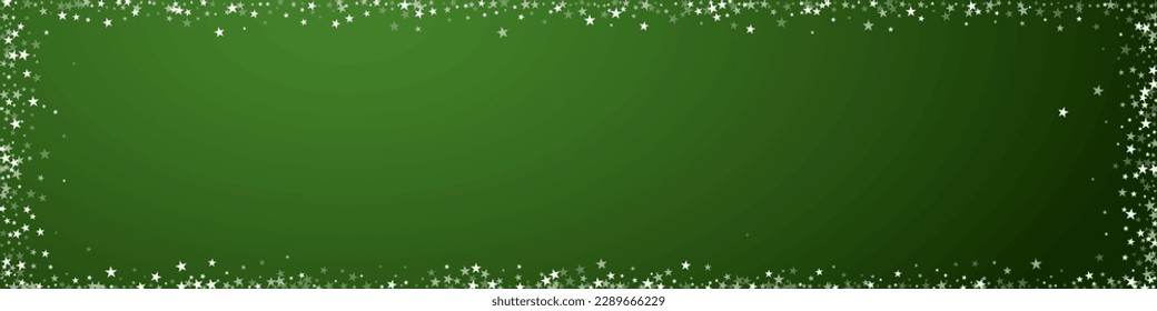 La caída de los copos de nieve hace el fondo de la navidad. Sutiles copos de nieve volando y estrellas sobre fondo verde navideño. Los copos de nieve que caían con belleza se superponen. Ilustración de vector panorámica.