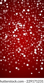 La caída de los copos de nieve hace el fondo de la navidad. Sutiles copos de nieve volando y estrellas de fondo rojo navideño. Los copos de nieve que caían con belleza se superponen. Ilustración vectorial vertical.