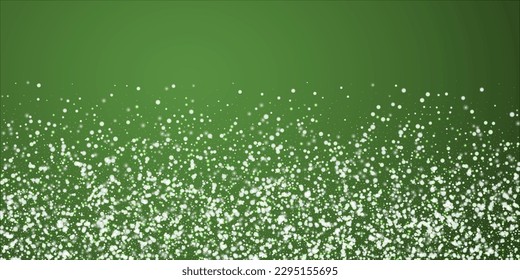 Fallende Schneeflocken Weihnachtshintergrund. Subtile fliegende Schneeflocken und Sterne auf Weihnachtsgrünem Hintergrund. Schneeflocken-Overlay mit schönem Abfallen. Große Vektorgrafik.