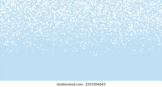 La caída de los copos de nieve hace el fondo de la navidad. Sutiles copos de nieve volando y estrellas en el fondo azul claro del invierno. Los copos de nieve que caían con belleza se superponen. Ilustración vectorial amplia.