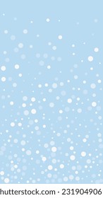 La caída de los copos de nieve hace el fondo de la navidad. Sutiles copos de nieve volando y estrellas en el fondo azul claro del invierno. Los copos de nieve que caían con belleza se superponen. Ilustración vectorial vertical.