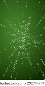 La caída de los copos de nieve hace el fondo de la navidad. Sutiles copos de nieve volando y estrellas sobre fondo verde navideño. Los copos de nieve que caían con belleza se superponen. Ilustración vectorial vertical.