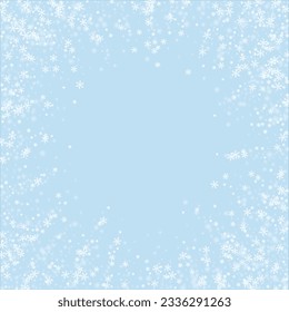 La caída de los copos de nieve hace el fondo de la navidad. Sutiles copos de nieve volando y estrellas en el fondo azul claro del invierno. Los copos de nieve que caían con belleza se superponen. Ilustración vectorial cuadrada.