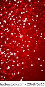 La caída de los copos de nieve hace el fondo de la navidad. Sutiles copos de nieve volando y estrellas de fondo rojo navideño. Los copos de nieve que caían con belleza se superponen. Ilustración vectorial vertical.