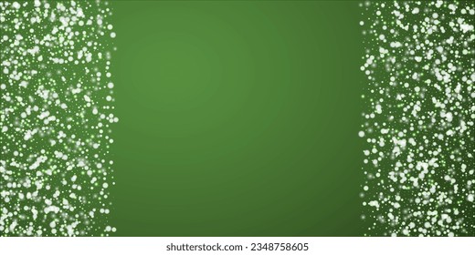 La caída de los copos de nieve hace el fondo de la navidad. Sutiles copos de nieve volando y estrellas sobre fondo verde navideño. Los copos de nieve que caían con belleza se superponen. Ilustración vectorial amplia.