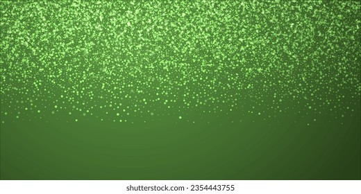 La caída de los copos de nieve hace el fondo de la navidad. Sutiles copos de nieve volando y estrellas sobre fondo verde navideño. Los copos de nieve que caían con belleza se superponen. Ilustración vectorial amplia.