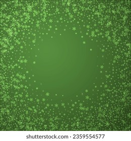 La caída de los copos de nieve hace el fondo de la navidad. Sutiles copos de nieve volando y estrellas sobre fondo verde navideño. Los copos de nieve que caían con belleza se superponen. Ilustración vectorial cuadrada.