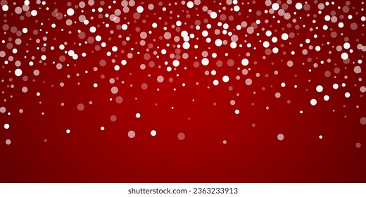 La caída de los copos de nieve hace el fondo de la navidad. Sutiles copos de nieve volando y estrellas de fondo rojo navideño. Los copos de nieve que caían con belleza se superponen. Ilustración vectorial amplia.