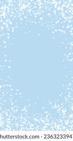La caída de los copos de nieve hace el fondo de la navidad. Sutiles copos de nieve volando y estrellas en el fondo azul claro del invierno. Los copos de nieve que caían con belleza se superponen. Ilustración vectorial vertical.