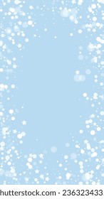La caída de los copos de nieve hace el fondo de la navidad. Sutiles copos de nieve volando y estrellas en el fondo azul claro del invierno. Los copos de nieve que caían con belleza se superponen. Ilustración vectorial vertical.