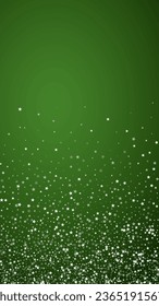 Fallende Schneeflocken Weihnachtshintergrund. Subtile fliegende Schneeflocken und Sterne auf Weihnachtsgrünem Hintergrund. Schneeflocken-Overlay mit schönem Abfallen. Vertikale Vektorgrafik.