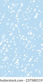 La caída de los copos de nieve hace el fondo de la navidad. Sutiles copos de nieve volando y estrellas en el fondo azul claro del invierno. Los copos de nieve que caían con belleza se superponen. Ilustración vectorial vertical.