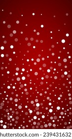 La caída de los copos de nieve hace el fondo de la navidad. Sutiles copos de nieve volando y estrellas de fondo rojo navideño. Los copos de nieve que caían con belleza se superponen. Ilustración vectorial vertical.
