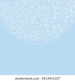 La caída de los copos de nieve hace el fondo de la navidad. Sutiles copos de nieve volando y estrellas en el fondo azul claro del invierno. Los copos de nieve que caían con belleza se superponen. Ilustración vectorial cuadrada.