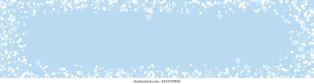 La caída de los copos de nieve hace el fondo de la navidad. Sutiles copos de nieve volando y estrellas en el fondo azul claro del invierno. Los copos de nieve que caían con belleza se superponen. Ilustración de vector panorámica.