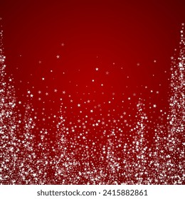La caída de los copos de nieve hace el fondo de la navidad. Sutiles copos de nieve volando y estrellas de fondo rojo navideño. Los copos de nieve que caían con belleza se superponen. Ilustración vectorial cuadrada.