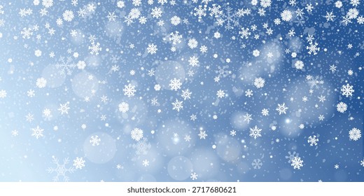 Los copos de nieve blancos que caen de varios tamaños crean una escena de invierno serena y hermosa contra un fondo azul degradado suave con efectos de luz bokeh suaves perfectos para diseños de vacaciones.