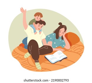 Familia, padres, mammy, papi y niño, descansando, sentados en el sofá, el sofá y leyendo un libro, niño sentado sobre los hombros de papá. Quédate en casa. Familia descansando juntos en casa.Cuarentena de Covid-19