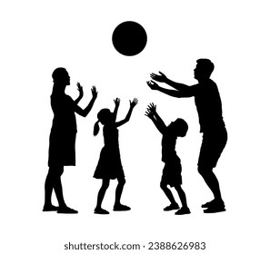 Familia jugando al balón juntos en la silueta vectorial.