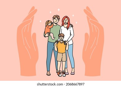 Concepto de protección y cuidado de la familia. Feliz sonrisa, padre de familia, madre y niños parados con las manos humanas protegiéndolos en la ilustración portadora lateral 