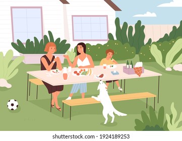 Familia sentada en la mesa en el patio trasero de la casa, comiendo comida y charlando. La gente y el perro pasan tiempo libre en verano. Dibujo de dibujos animados planos de color ilustraciones vectoriales del fin de semana de verano