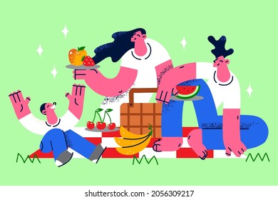 Las actividades familiares de verano y el concepto de ocio. Padre de familia joven madre e hijo relajándose en el campo en picnic divirtiéndose con frutas frescas disfrutando del tiempo juntos ilustración vectorial