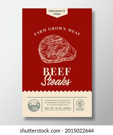 Farm Grown Beef Steak Abstrakte Vektor Packaging Design oder Label. Modernes Typografie-Banner, handgezeichnetes Fleisch Skizze Silhouette. Hintergrundlayout des Farbpapiers. Einzeln.