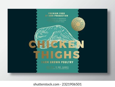 Farm Grown Hühnchen Abstrakte Vektor Packaging Label Design Template. Modernes Typografie-Banner, handgezeichnetes Oberschenkelfleisch Skizze Silhouette. Farbpapier-Hintergrundlayout mit goldener Folie. isoliert