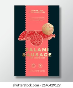 Entwurf des Etikettenentwurfs für Fleisch aus landwirtschaftlichen Betrieben, abstrakte Vektorverpackungen. Modernes Typografie-Banner, handgezeichnete Salami Würste Sketch Silhouette. Farbpapier-Hintergrundlayout mit goldener Folie. isoliert