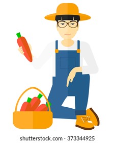 Agricultor recogiendo zanahorias.