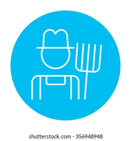 Agricultor con icono de línea de horquilla para web, móvil e infografía. Icono de blanco vector en el círculo azul claro aislado en fondo blanco.