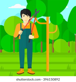 Granjero con poda en el jardín.