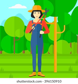 Granjero con poda en el jardín.