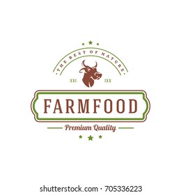 Ilustración vectorial del logotipo del mercado de los agricultores. Logotipo de granjero o diseño de insignias. Granja de estilo retro a la moda productos naturales orgánicos silueta de alimentos.