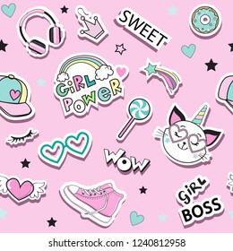 Badges para parches de moda con unicornio de gato y objetos de chica, un patrón transparente en un fondo rosa