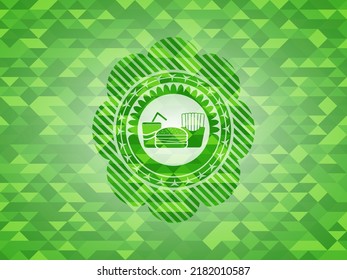Fastfood-Symbol in grünem Emblem mit Mosaik-ökologischem Hintergrund. 