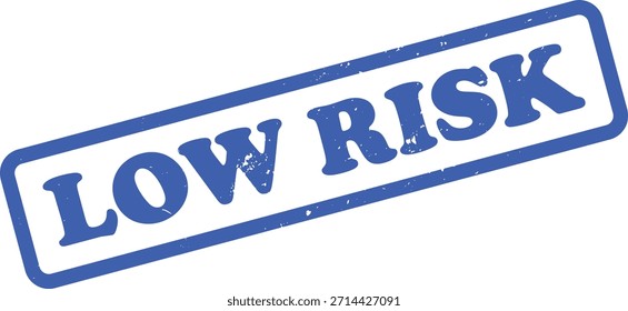 Se presenta un sello de goma desgastado en tinta azul con la frase BAJO RIESGO, que muestra una textura angustiada y un fondo blanco para la integración del diseño.