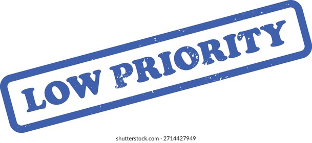 Cuenta con un sello de goma azul que muestra la prioridad baja en blanco. Una textura sucia agrega detalles. El sello está aislado.