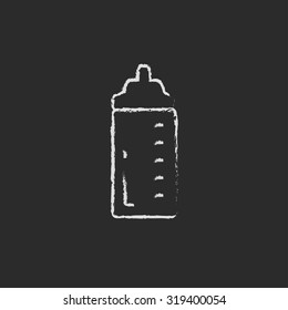 Fütterung Flasche handgezeichnet in Kreide auf einem schwarz-weißem Vektorsymbol einzeln auf schwarzem Hintergrund.