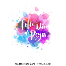 Feliz Dia de Reyes. Happy days of kings in spanish. Holiday background with calligraphy text on watercolor splash.