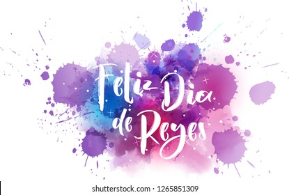 Feliz Dia de Reyes. Happy days of kings in spanish. Holiday background with calligraphy text on watercolor splash.