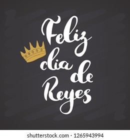 Feliz Dia de Reyes, Happy Day of kings, Calligraphic Lettering. Typographic Greetings Design. Calligraphy Lettering for Holiday Greeting. Hand Drawn Lettering Text Vector illustration on chalkboard.