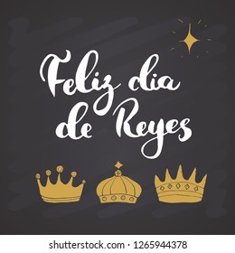 Feliz Dia de Reyes, Happy Day of kings, Calligraphic Lettering. Typographic Greetings Design. Calligraphy Lettering for Holiday Greeting. Hand Drawn Lettering Text Vector illustration on chalkboard.