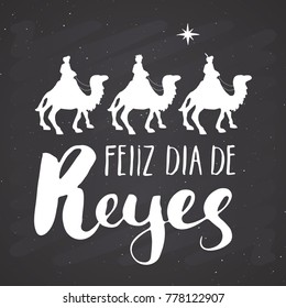 Feliz Dia de Reyes, Happy Day of kings, Calligraphic Lettering. Typographic Greetings Design. Calligraphy Lettering for Holiday Greeting. Hand Drawn Lettering Text Vector illustration on chalkboard.