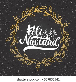 Feliz Navidad - schrieb Weihnachts- und Neujahrskalligrafie-Phrase auf Spanisch einzeln auf Chalkboard-Hintergrund mit goldenem Kranz. Fun-Pinseltypografie