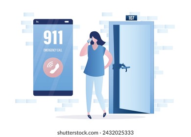 Personaje femenino en el servicio de emergencia. Puerta a apartamento con cerradura rota. Propietario parado cerca de un apartamento robado. Llamada al 911 en la pantalla del teléfono móvil. Ayuda 24 horas. Accidente. Ilustración vectorial plana