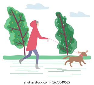 Caracter femenino corriendo con perro corredizo en el parque. Mujer con abrigo de lluvia abrigado caminando mascota en el bosque. Las malas y frías condiciones del tiempo afuera. Viento soplante y velada lluviosa, vector en plano