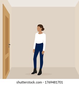 
Personaje femenino en una habitación vacía y mira a la puerta